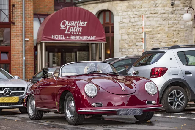 Voiture ancêtre dans l'escale pour les classiques